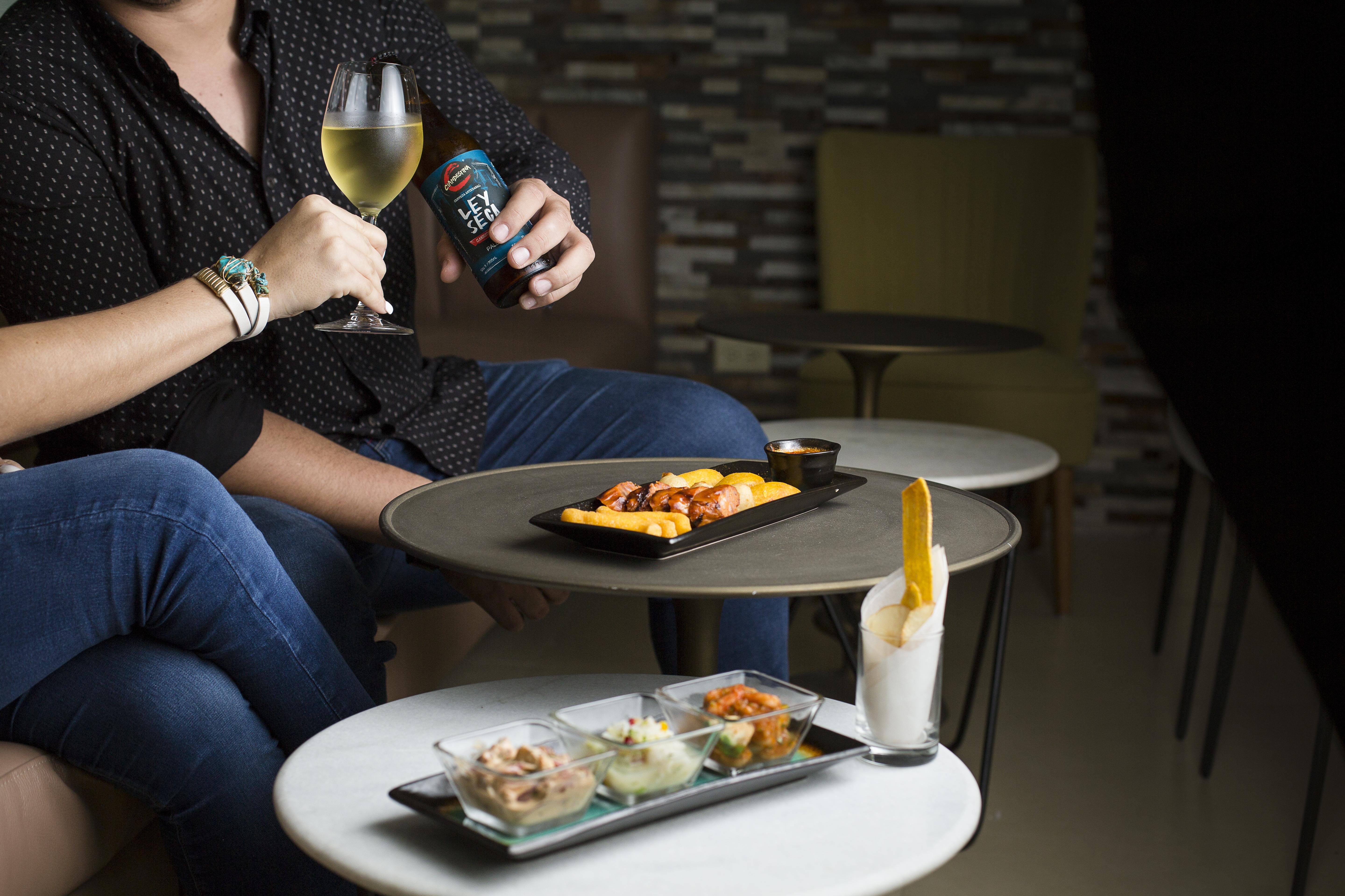 Radisson Hotel Panama Canal Exterior photo A man drinking a bottle of wine