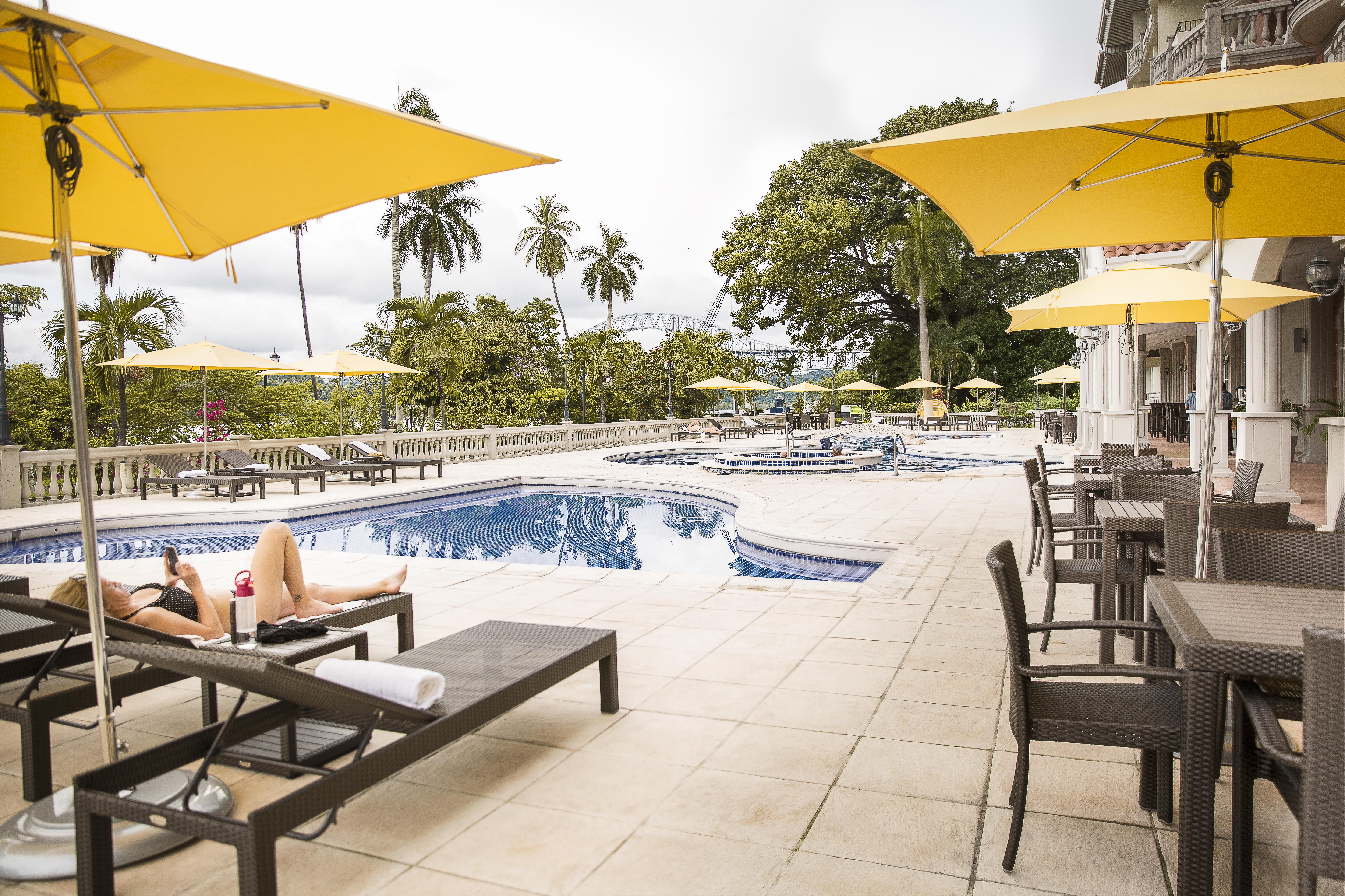 Radisson Hotel Panama Canal Exterior photo Pool at the Hotel