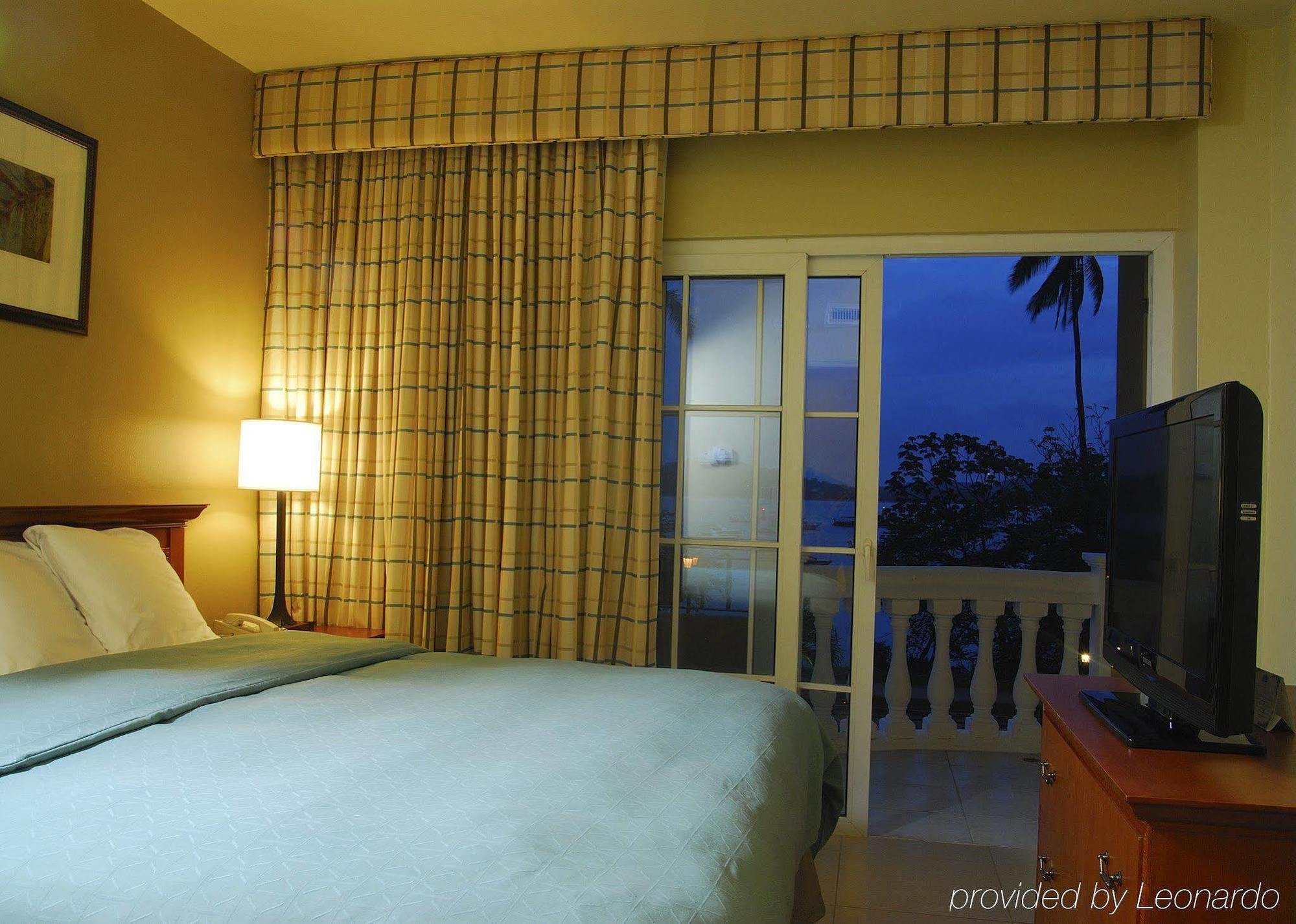 Radisson Hotel Panama Canal Room photo A bedroom at the Hilton San Diego Bayfront