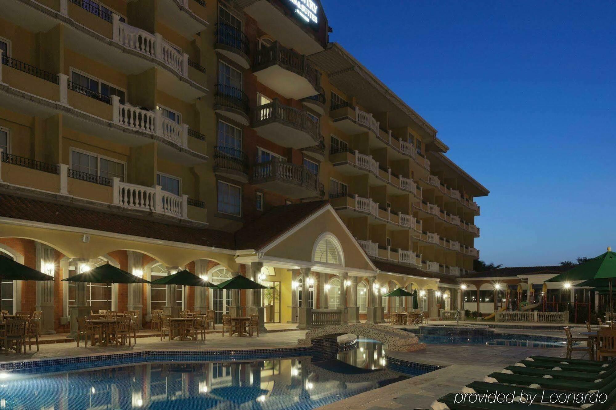 Radisson Hotel Panama Canal Exterior photo The swimming pool at the Legazpi Active Park